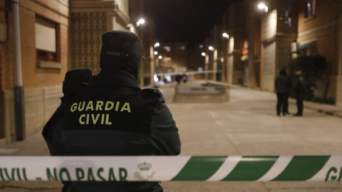 La Guardia Civil investiga como un posible caso de violencia machista la muerte de una mujer este viernes en Villanueva de Gállego (Zaragoza), por el que ha sido detenido un hombre.EFE/ Javier Belver