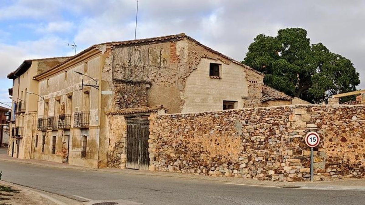 Foto del árbol y la casa