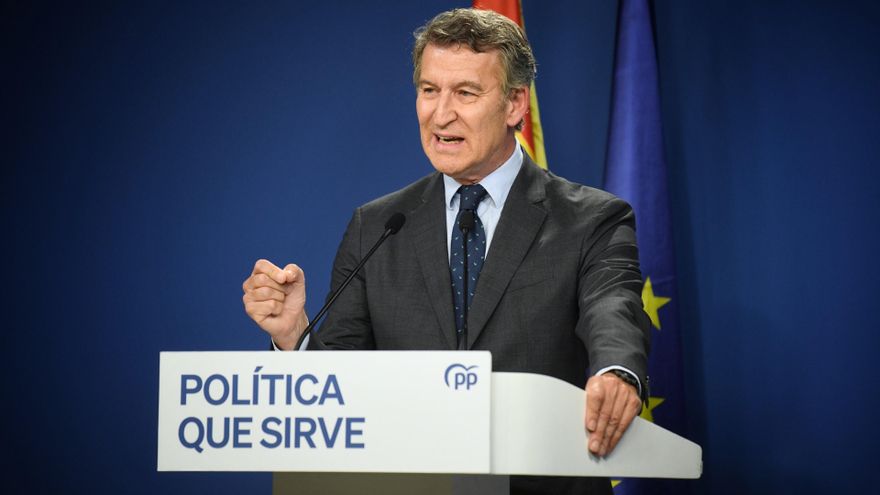 Archivo - El presidente del Partido Popular, Alberto Núñez Feijóo, durante una rueda de prensa, en la sede del PP en Génova, a 12 de junio de 2025, en Madrid (España).