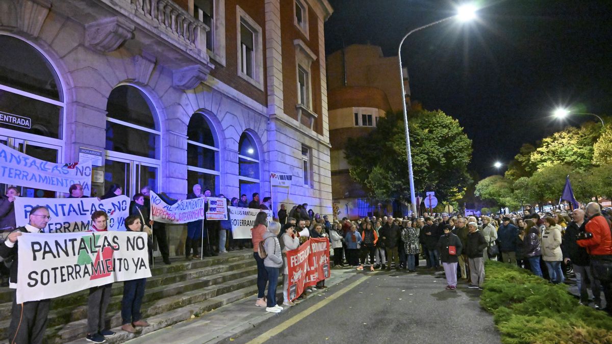 Más de 2.000 personas reclaman el soterramiento en Palencia y rechazan las pantallas que propone Adif
