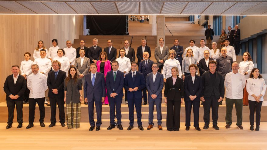 Las autoridades cortan la cinta del GOe, la segunda sede del Basque Culinary, entre sonoras protestas en Donostia
