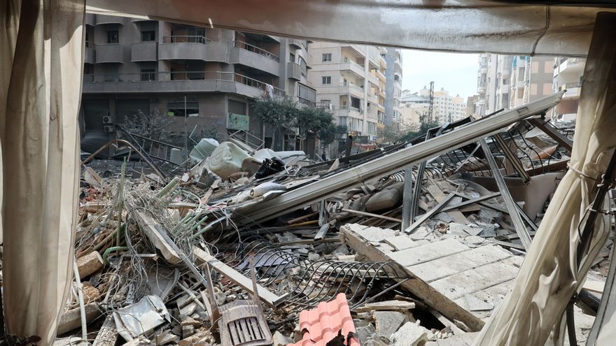 Un edificio destruido tras un ataque aéreo israelí en el barrio de Chiyah de Beirut, Líbano, 07 de marzo de 2026. El ejército israelí afirmó que está llevando a cabo ataques en Líbano con el objetivo de la infraestructura y el personal de Hezbolá. Según la Agencia Nacional de Noticias de Líbano (NNA), los ataques israelíes en Líbano entre el 02 y el 06 de marzo dejaron al menos 217 personas muertas y 798 otras heridas. (Líbano, Hizbulá/Hezbolá) EFE/EPA/WAEL HAMZEH