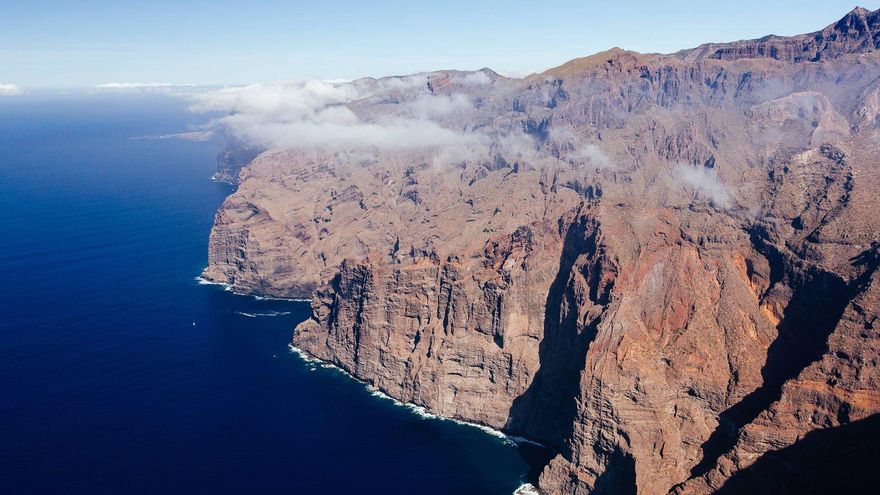 Rescatada en helicóptero una senderista herida en el acantilado de Los Gigantes