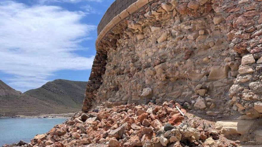 El muro del castillo se cae literalmente a pedazos