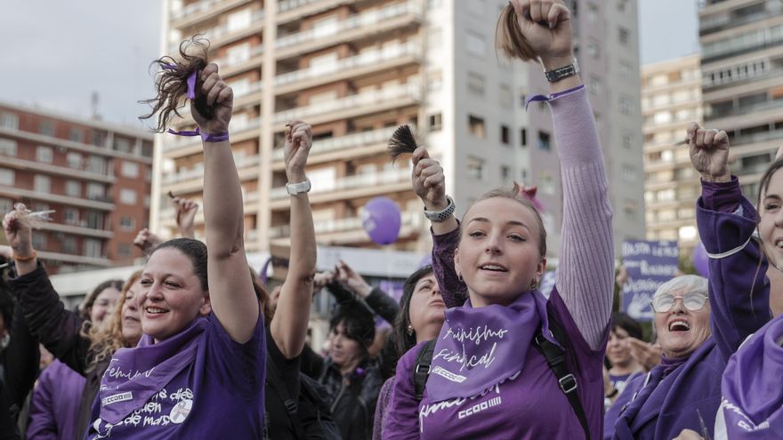 El Moviment Feminista de València se ha movilizado bajo el lema "Feminismo: justicia, igualdad y derechos para las mujeres" y varias manifestantes se han cortado el pelo