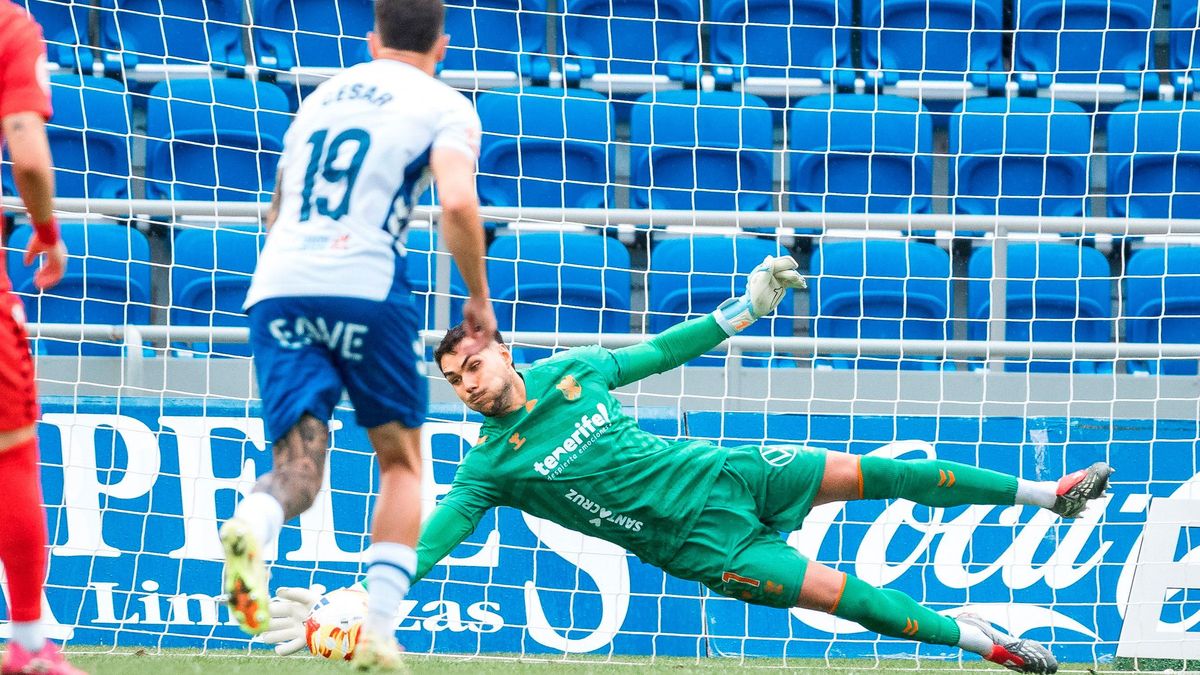 El Tenerife gana al colista y pierde el orden