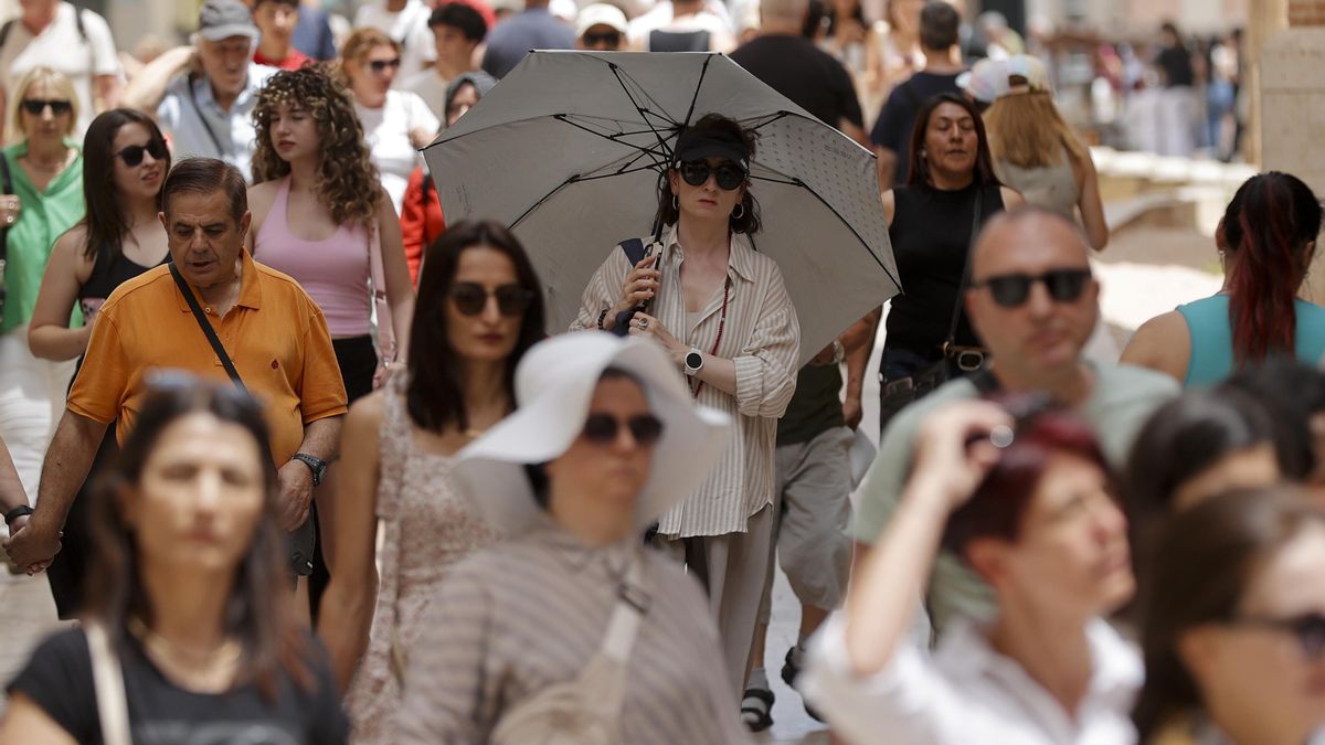 Una persona se protege del sol