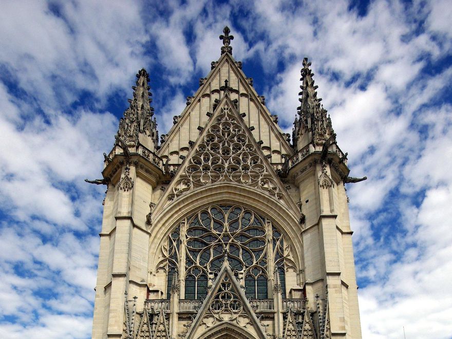 La Saint Chapelle de Vincennes se construyó para tratar de superar a su vecina de París.
