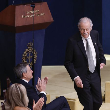 Eduardo Mendoza se dirige al atril para pronunciar su discurso en los premios Princesa de Asturias.