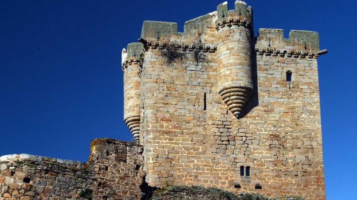 En su interior la torre se distribuye en tres niveles principales cubiertos por una formidable bóveda apuntada