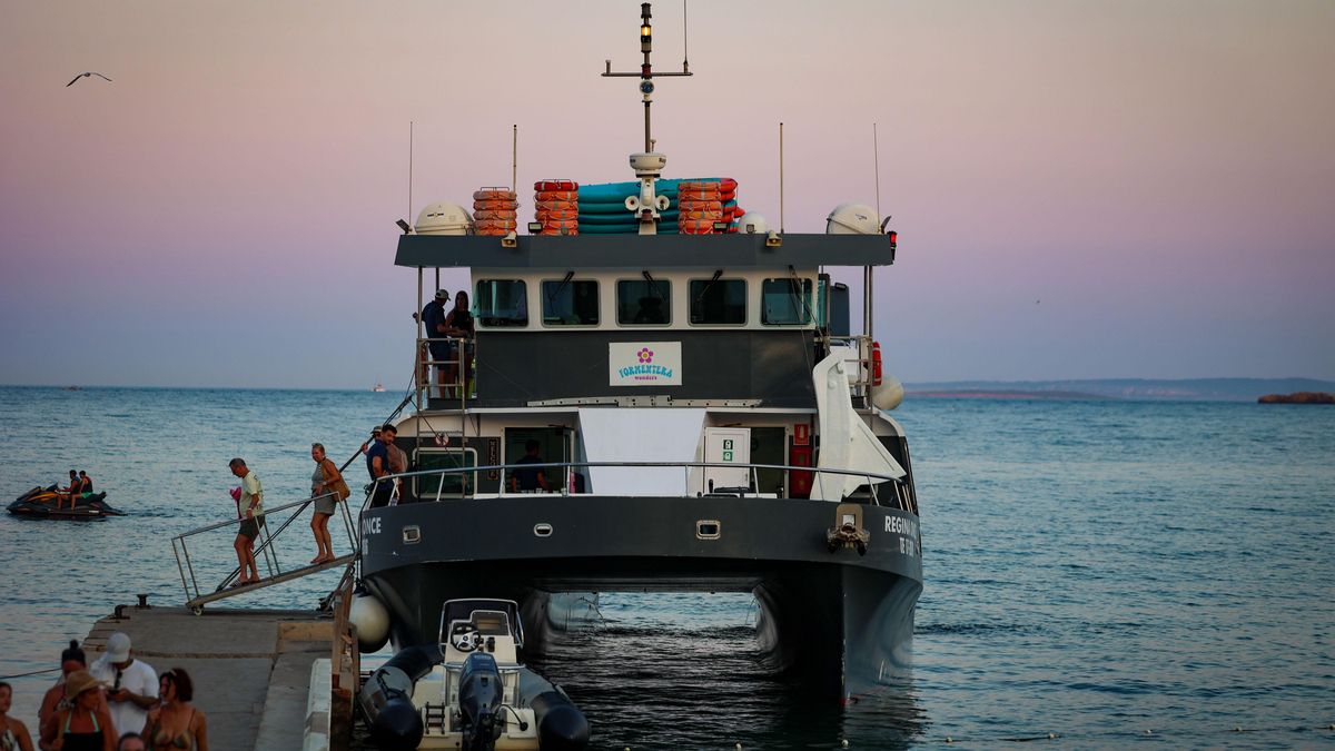 Uno de los barcos que navega hasta Formentera amarra en Eivissa al atardecer.