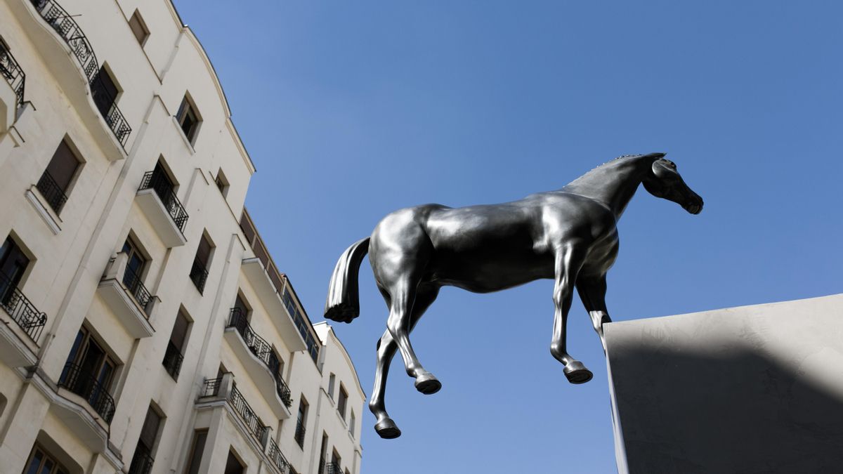 El caballo suspendido en la plaza del Carmen