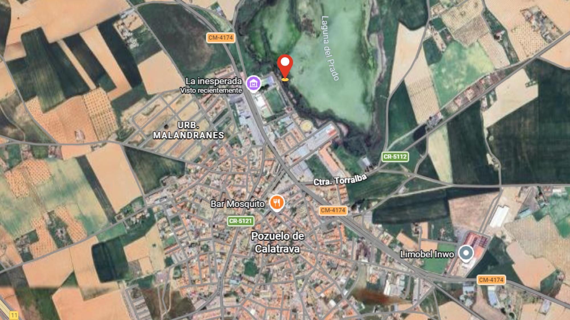 Localización de la Laguna del Prado o La Inesperada en Pozuelo de Calatrava. El indicador morado marca el Centro de Interpretación y la zona recreativa, y el indicador rojo el acceso a la laguna.