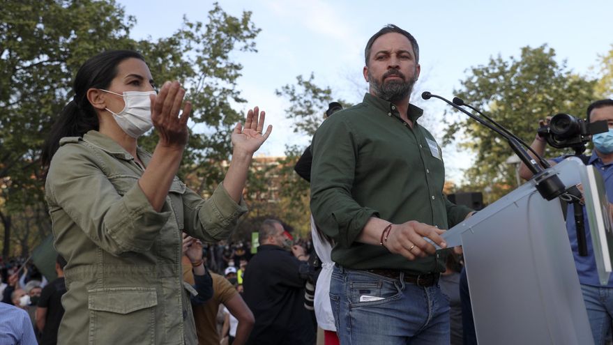 Un tuitero será juzgado por delito de odio por escribir "Monasterio y Abascal colgados del Puente de Vallecas"