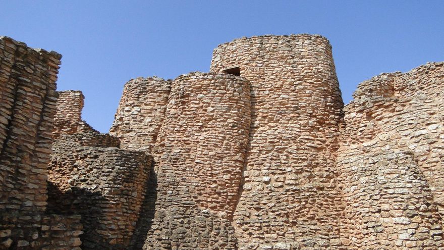 La altura de los muros en Azuer alcanza los 10 metros.
