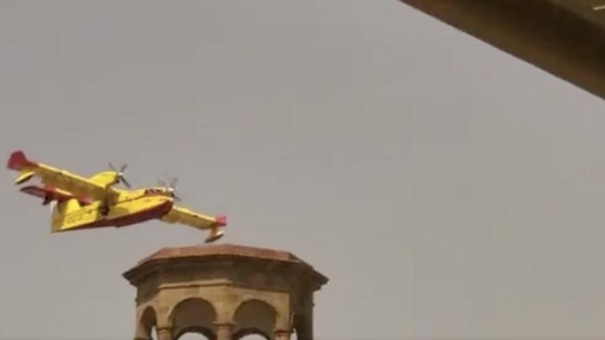 Uno de los hidroaviones pasando muy cerca del techo de la torre de la iglesia de la Concepción, en Santa Cruz de Tenerife