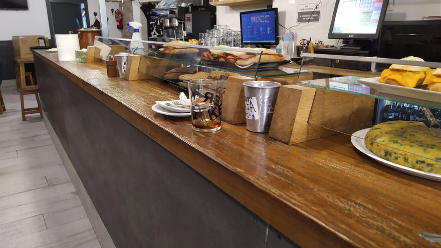 Detalle de la barra de un bar de Pamplona.