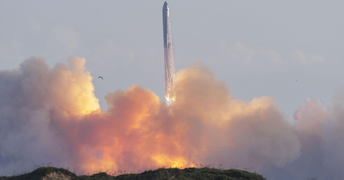 La nave Starship de Elon Musk completa con éxito su vuelo después de tres explosiones en lo que va de año
