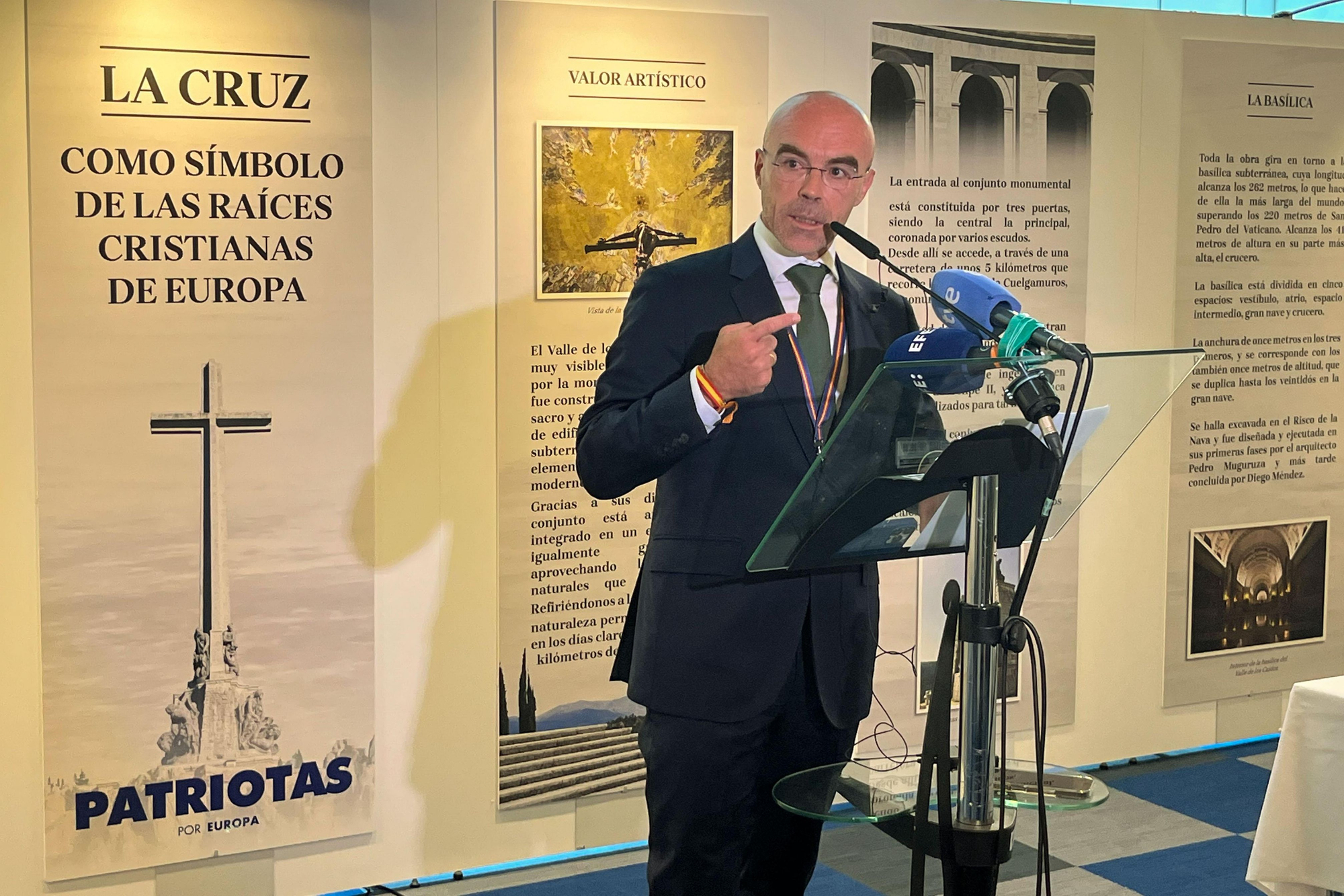 El jefe de delgación de Vox en el Parlamento Europeo, Jorge Buxadé, inaugura en 2025 una exposición en la sede de la Eurocámara de exaltación del Valle de Cuelgamuros