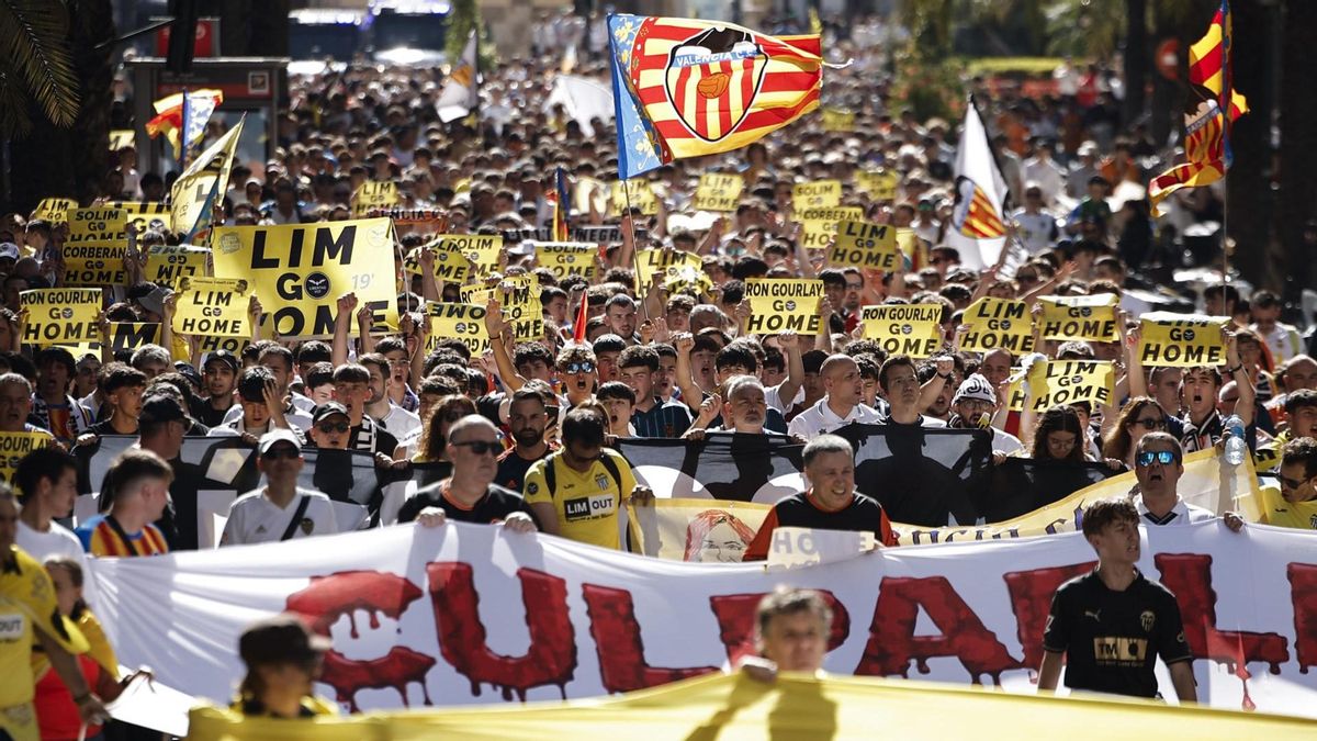 Miles de valencianistas claman contra la gestión del máximo accionista del Valencia CF, Peter Lim