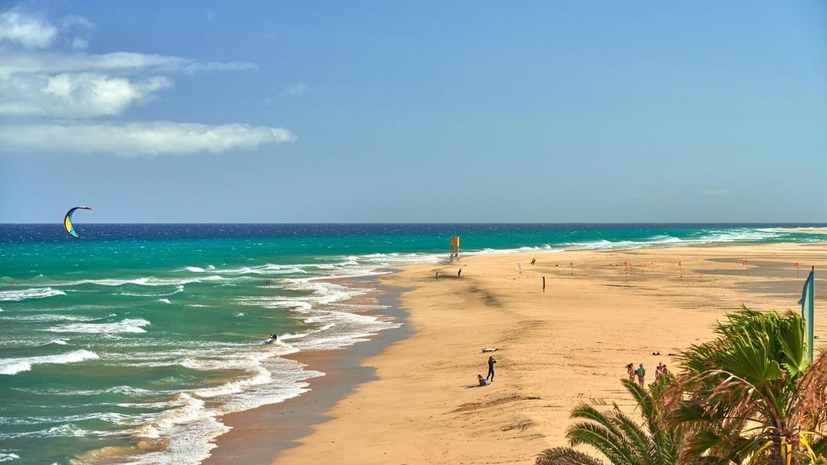 La playa de Canarias que comparan con Maldivas y está a los pies de un parque natural y una zona protegida