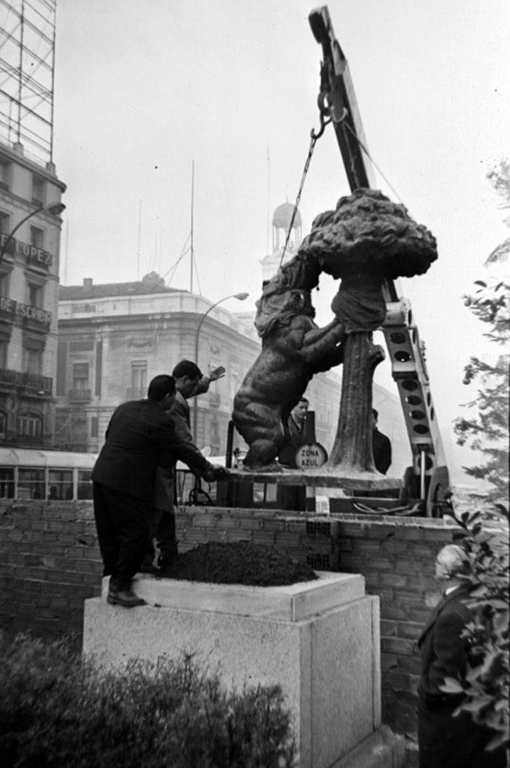 Instalación de la estatua del Oso y el Madroño el 10 de enero de 1967