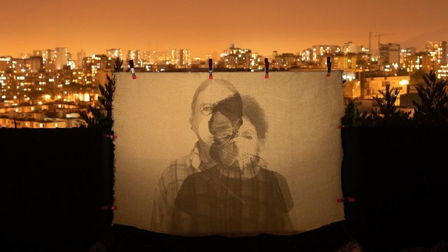 Fotografía cedida este jueves, por el concurso fotográfico "El Mundo desde mi Ventana" que muestra una vista de una proyección de la fotografía "Mis padres", de Morfi Jiménez, uno de los ganadores del concurso fotográfico.