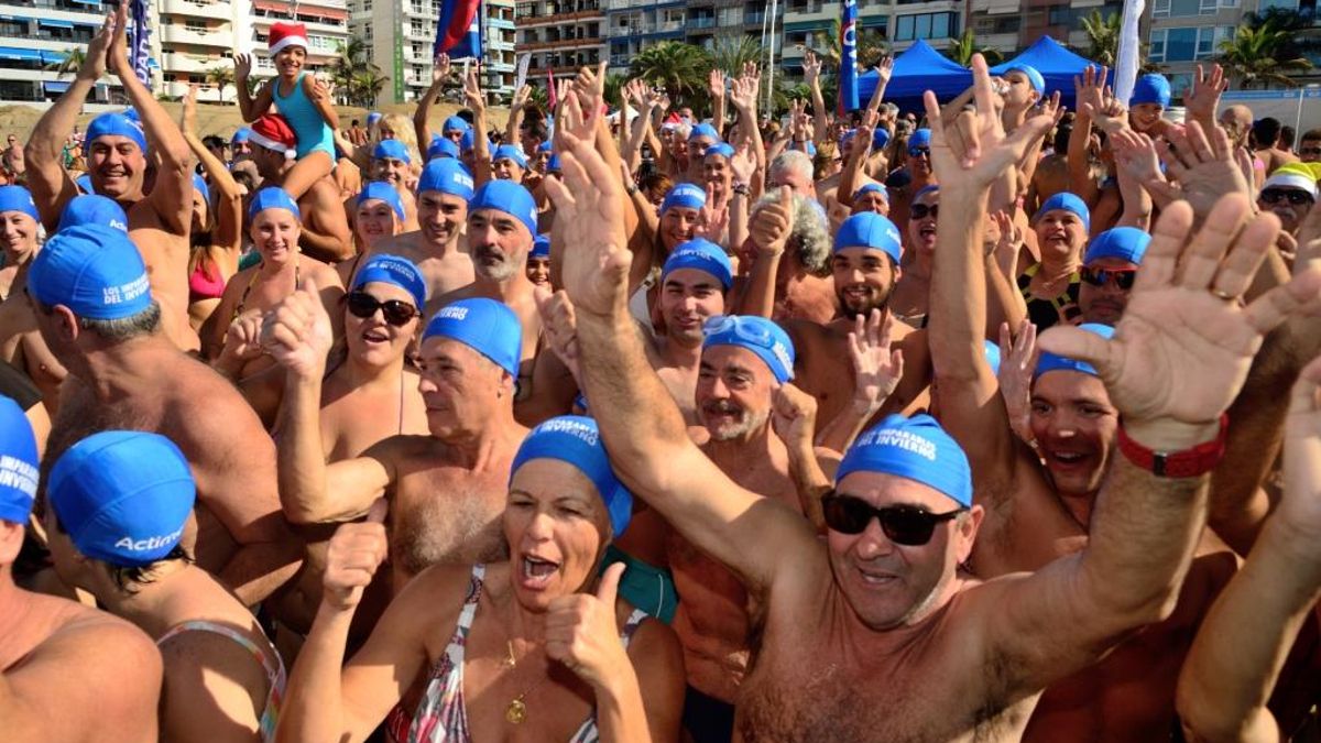 FOTOGALERÍA | Chapuzón para recibir el año en Las Canteras