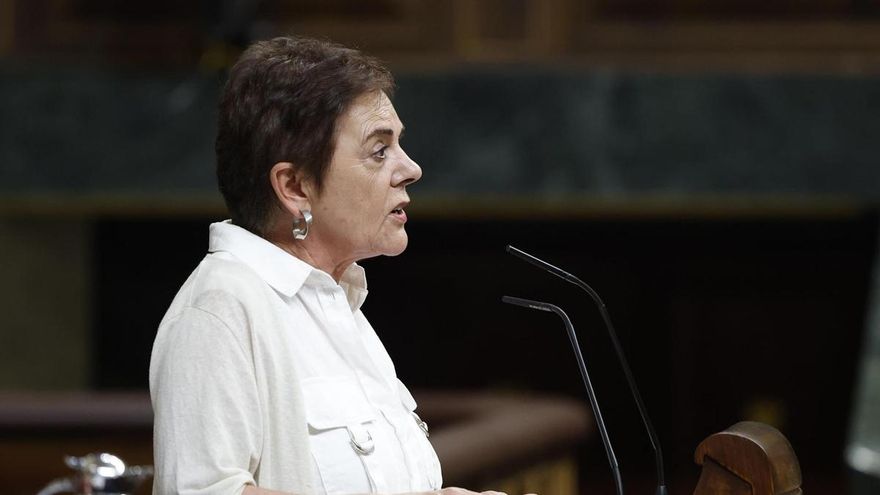 La portavoz de EH Bildu, Mertxe Aizpurua durante su intervención en la sesión de control al Gobierno que se celebra en el Congreso este miércoles. EFE/Chema Moya