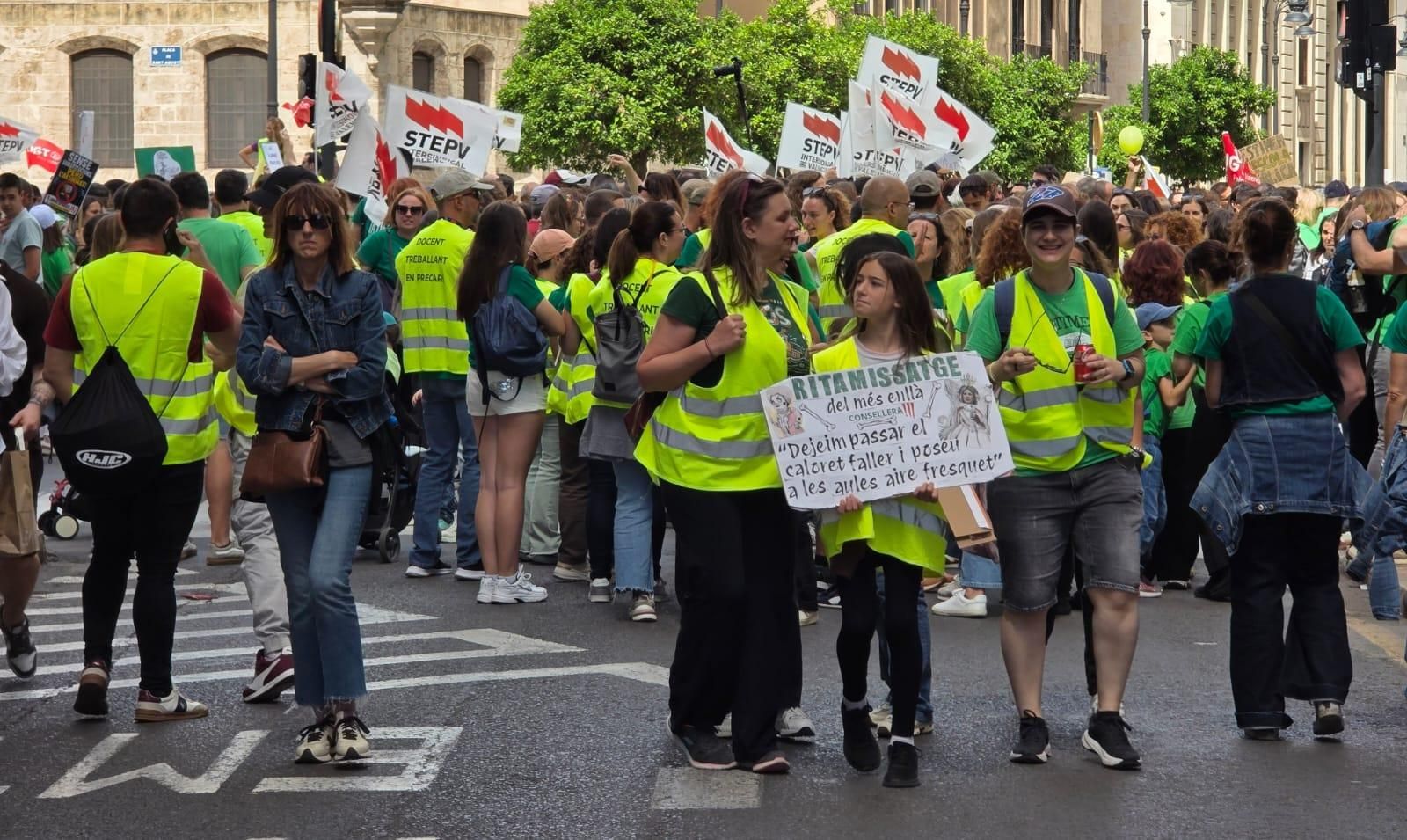 Miles de docentes se manifiestan en València en el primer día de huelga indefinida