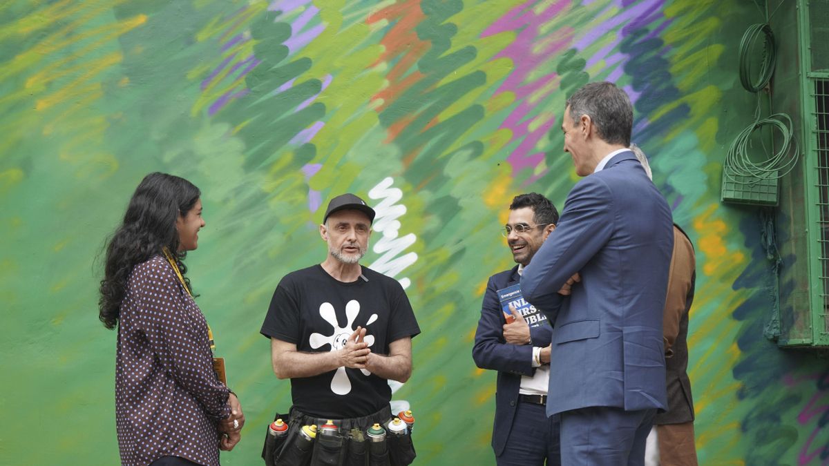 Sánchez visita un mural pintado por el artista Suso 33 en Delhi.