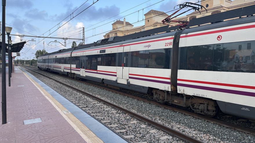 Archivo - Tren de Cercanías de Renfe en una parada.