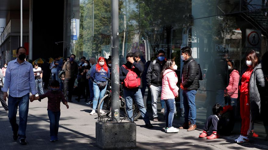 Varias personas hacen fila en un laboratorio privado para hacerse la prueba para detectar covid-19 hoy, en Ciudad de México (México). EFE/ Alex Cruz