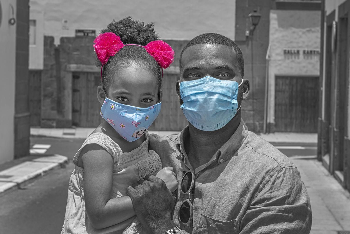 Lenzo Samb, traductor judicial y su hija Billo.