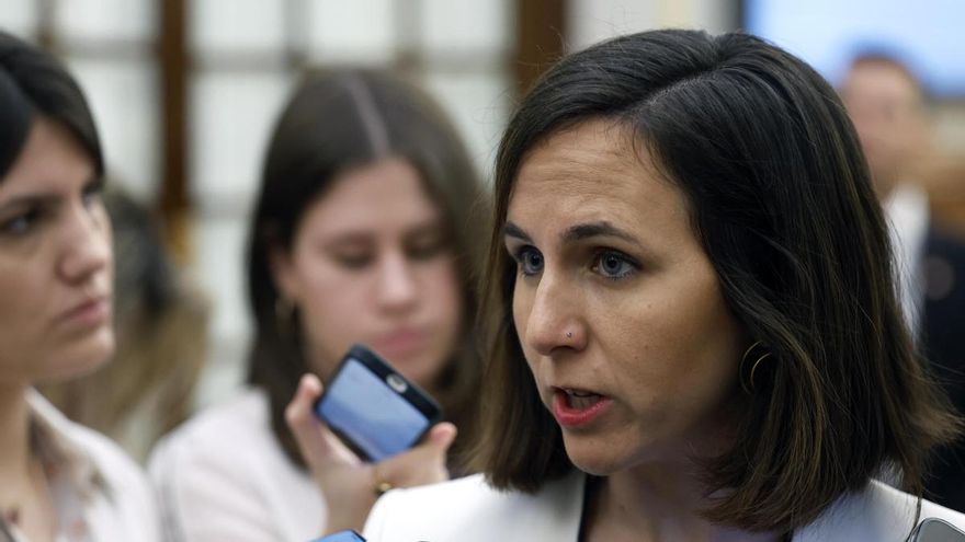 La líder de Podemos y diputada del grupo mixto, Ione Belarra, atiende a los medios en los pasillos del Congreso, este miércoles.Moya