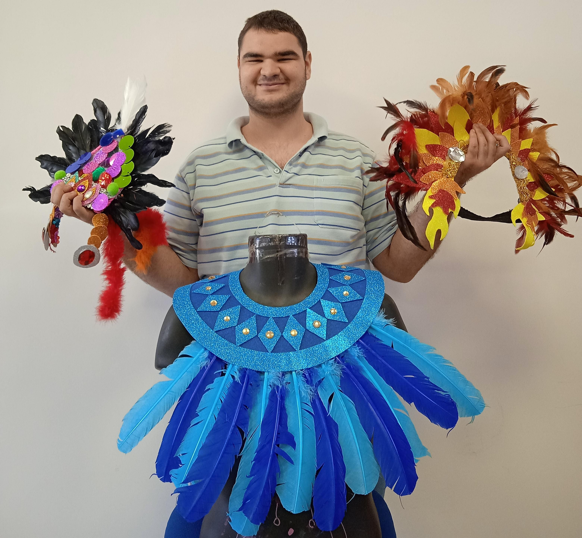 Enrique Pérez Martín con algunos de sus diseños.