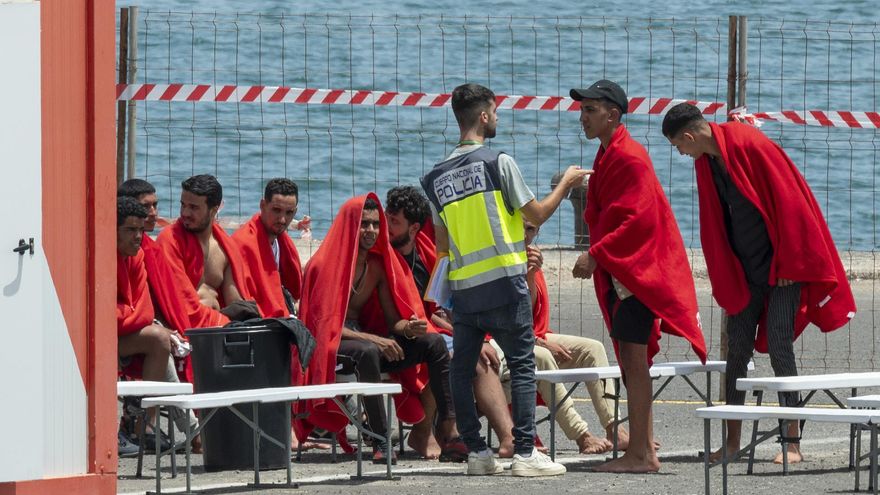 Algunos de los 60 rescatados por el buque de Salvamento Marítimo Salvamar Al Nair en la mañana del pasado martes