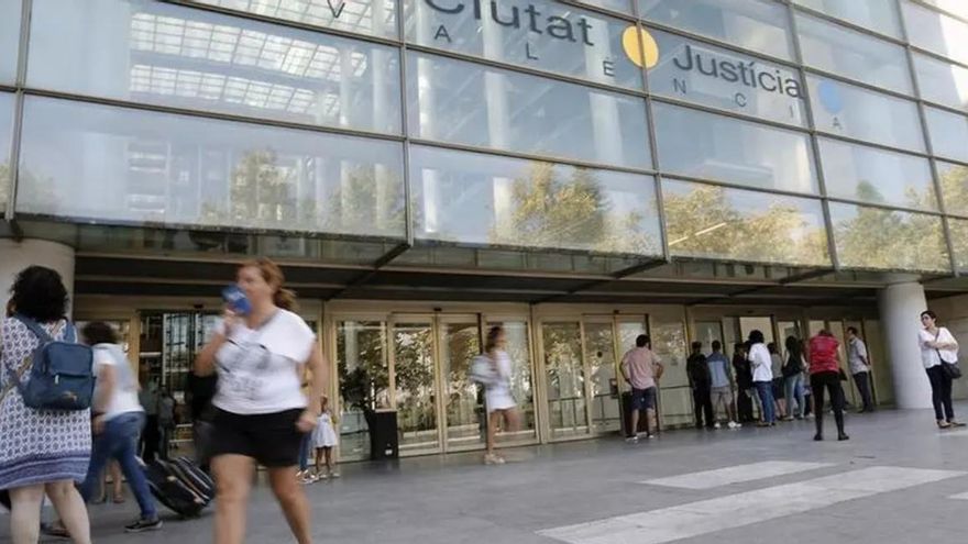 La exjefa de recursos humanos confiesa en el juicio que la presidenta del Puerto de Valencia le mandó las bases que Intervención ve irregulares