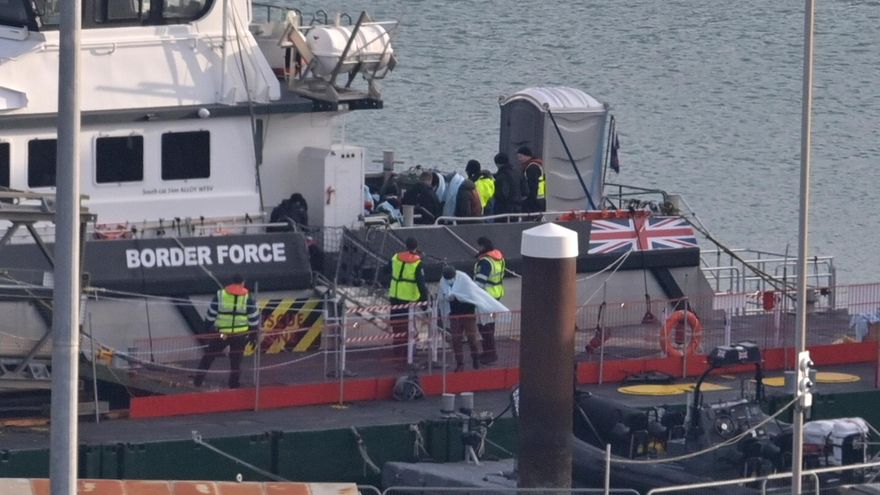 "Ayúdame, hermano, hemos caído al agua, hay una familia": naufragio y rescate en el canal de la Mancha