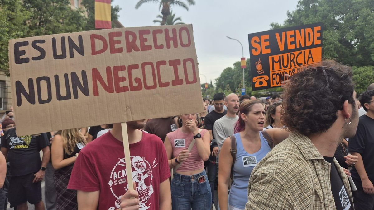 Manifestantes en la avenida Teniente Flomesta de la capital murciana. E. R.