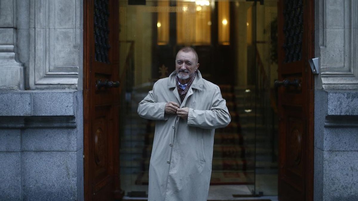 En Marea pide cuentas a Exteriores por premiar a Pérez Reverte por comparar los refugiados con las invasiones bárbaras