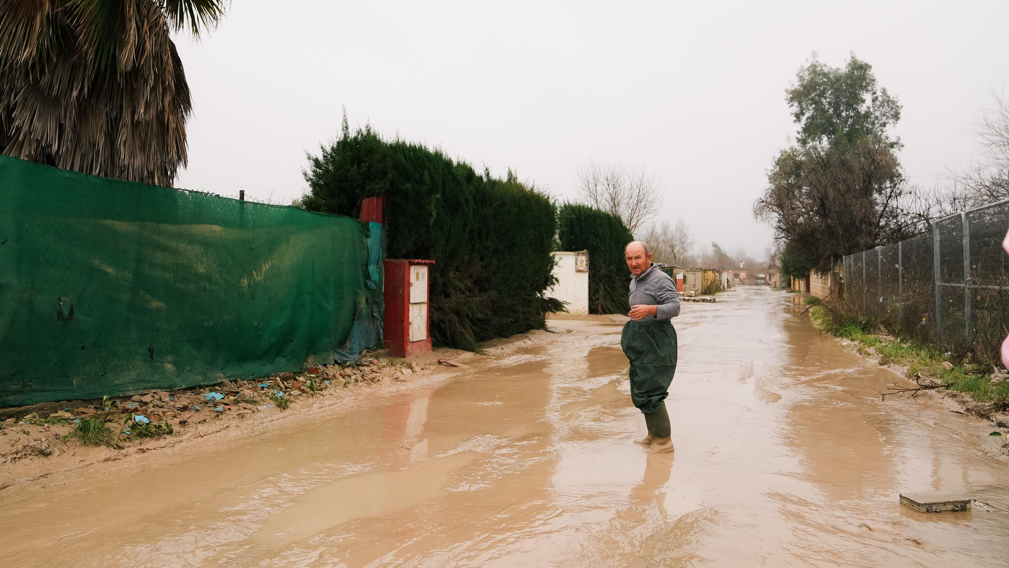 El lodo y el barro, dentro de las parcelas de las calles Perdiz y La Tórtola
