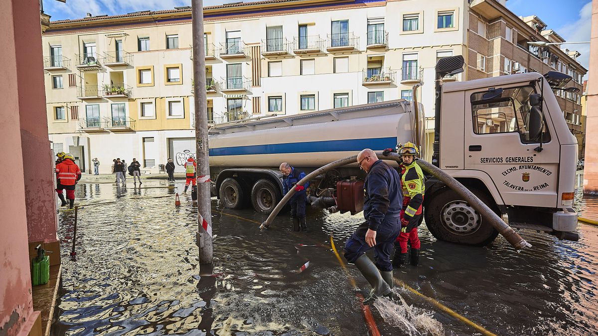 La subida del nivel freático en el río Tajo a su paso por Talavera de la Reina ha provocado una subida del cauce que ha producido la inundación de varios garajes y que el agua haya entrado en las viviendas.