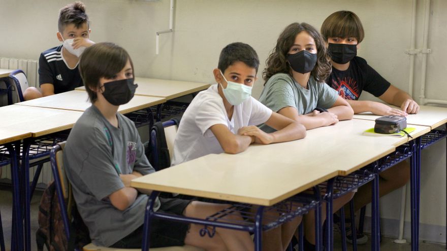 Varios alumnos de Primaria en el primer día de curso en el colegio Balmes de València.