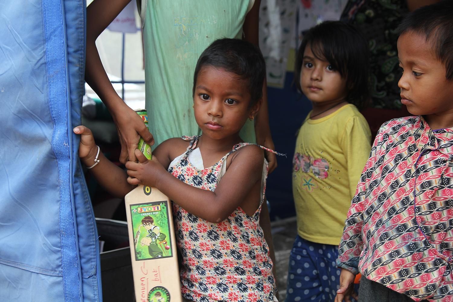 Bikalpa (nombre ficticio) tiene dos años y medio, vive en Nuwakot y solo habla con su familia o gente cercana. El terremoto ha dejado secuelas psicológicas en los niños y niñas y la mayoría se muestran preocupados por la inseguridad de los edificios en los que viven o van al colegio y algunos incluso temen a ser atacados por animales salvajes. Foto: Save the Children