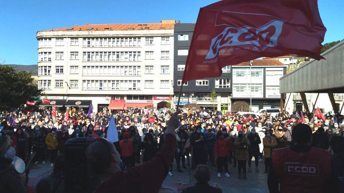 Manifestación de CCOO reclamando una mejora del convenio de la conserva en Boiro (A Coruña) en febrero de 2022.