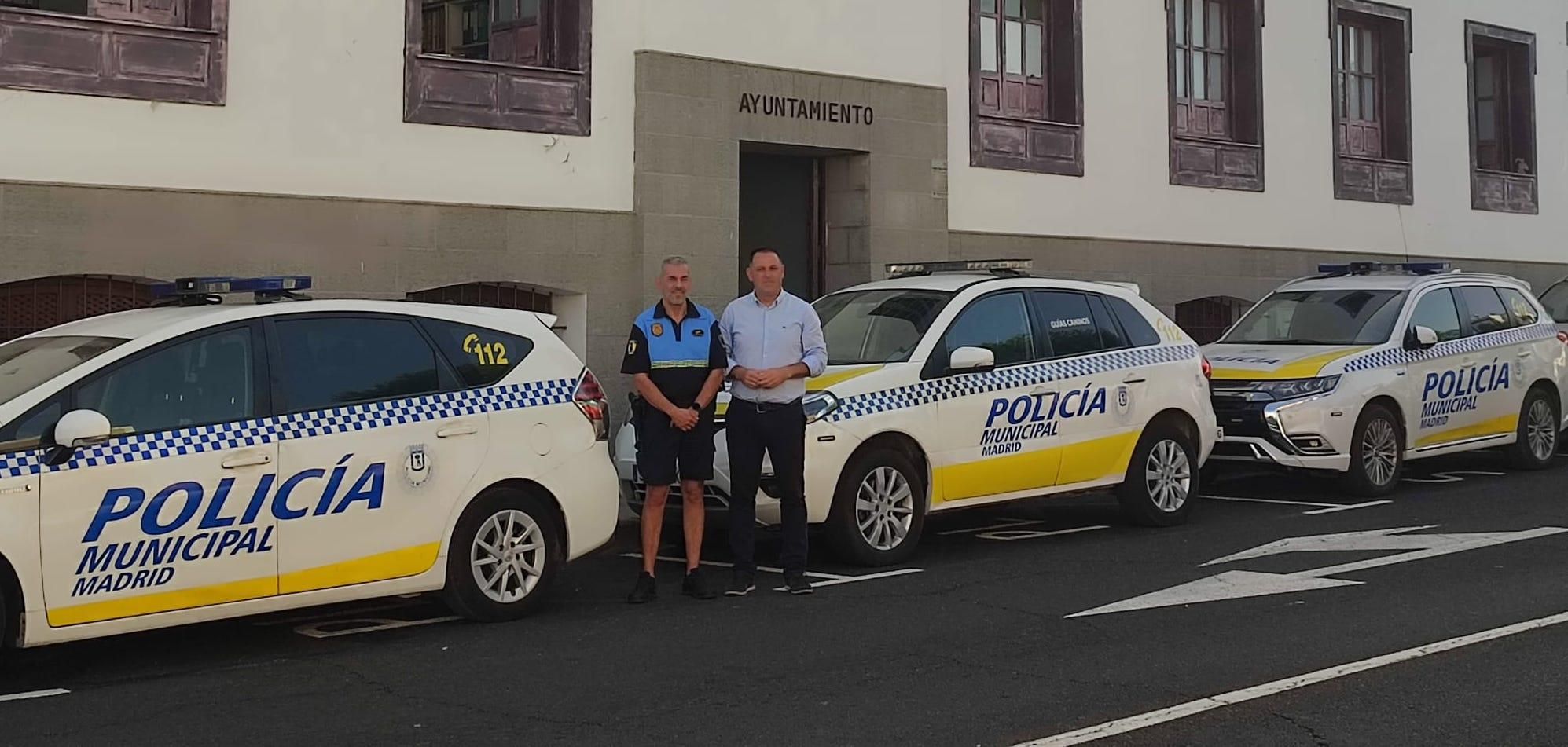 Manuel González junto a los tres vehículos.