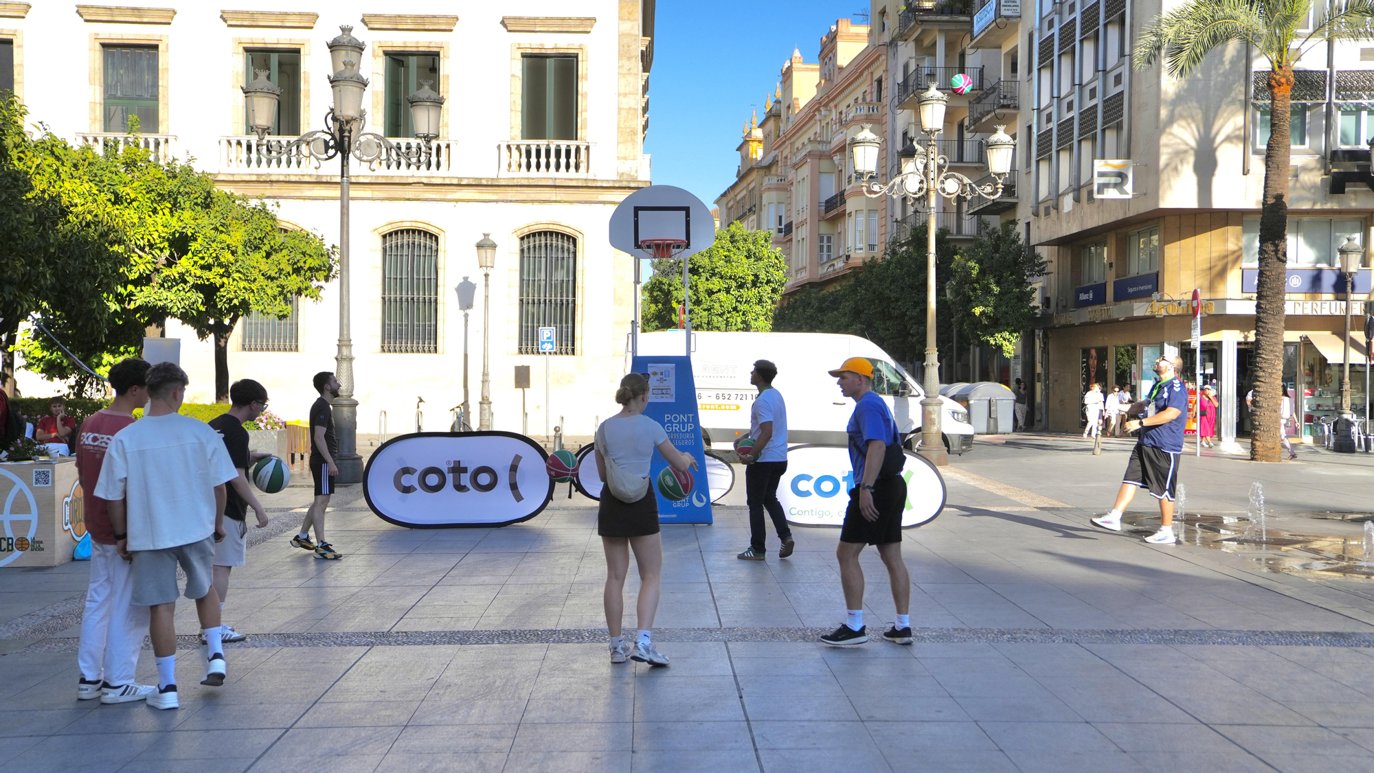 El Cajasol Coto Córdoba CB lleva el baloncesto a la Plaza de las Tendillas