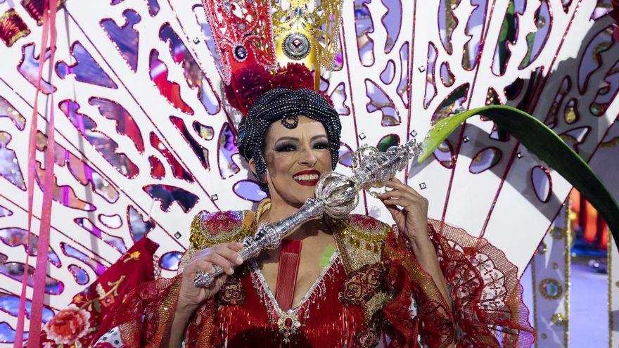 Manuela Teno Nevado con el cetro de Gran Dama 2023