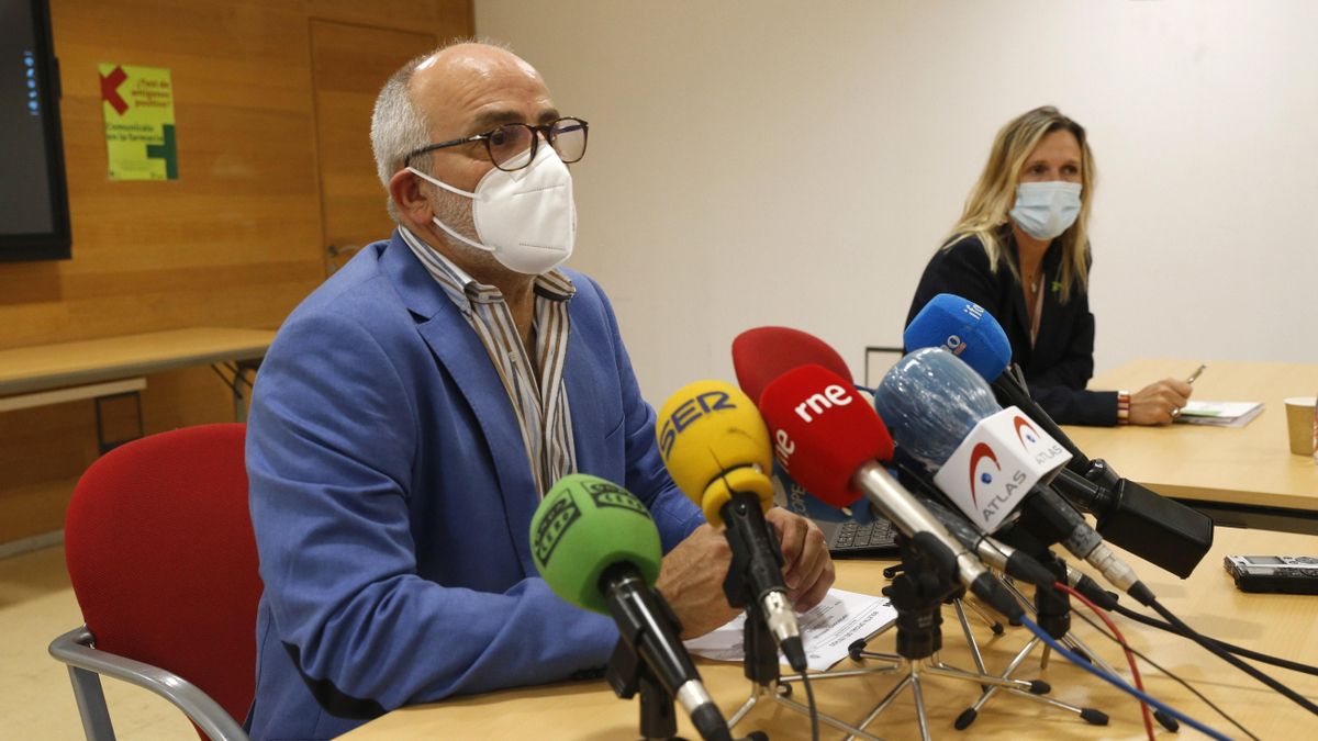El consejero de Sanidad y la presidenta del COF.